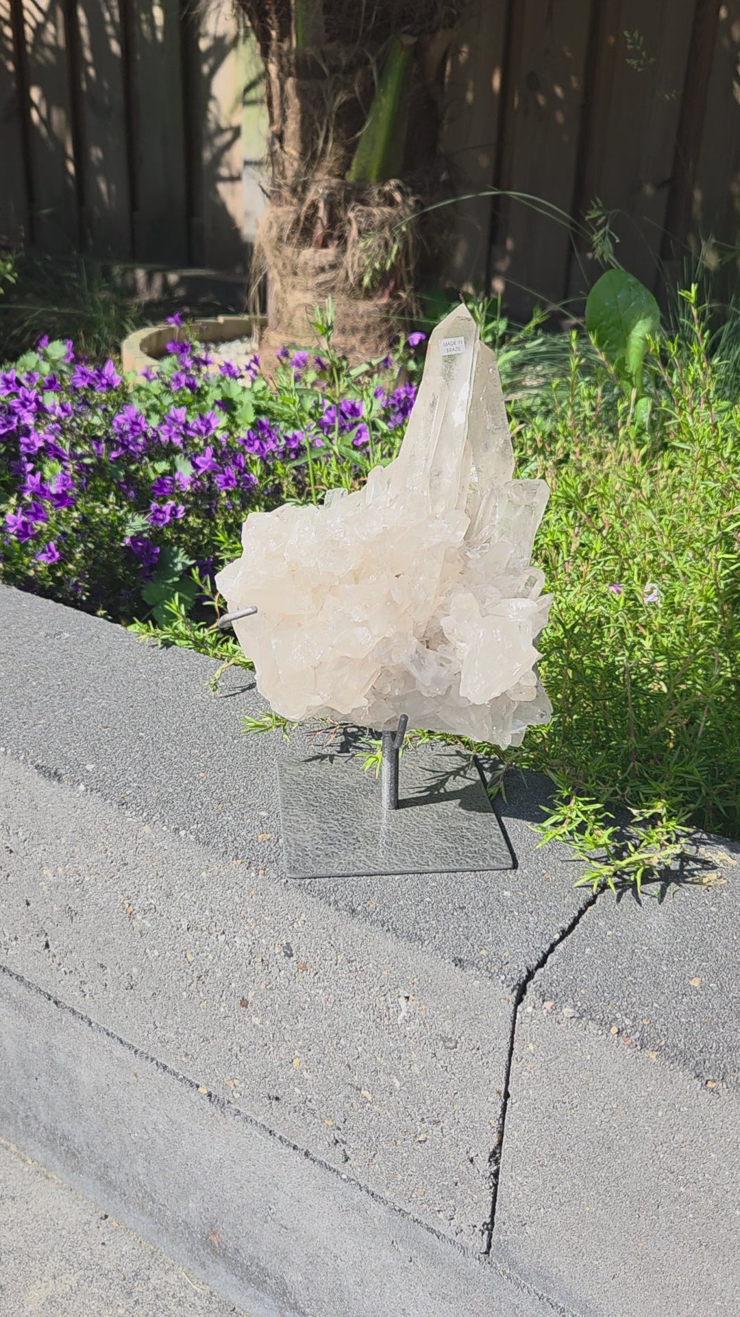 Unieke bergkristal op standaard