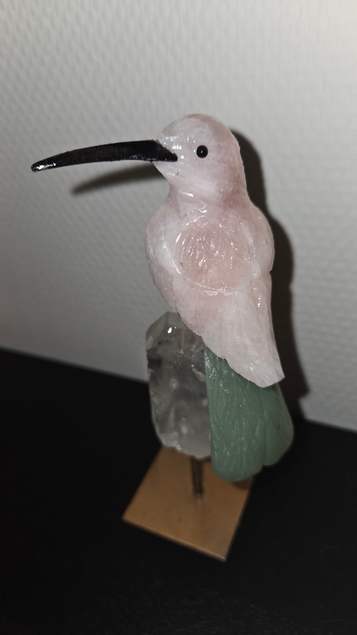 Rozenkwarts vogel op bergkristal voet