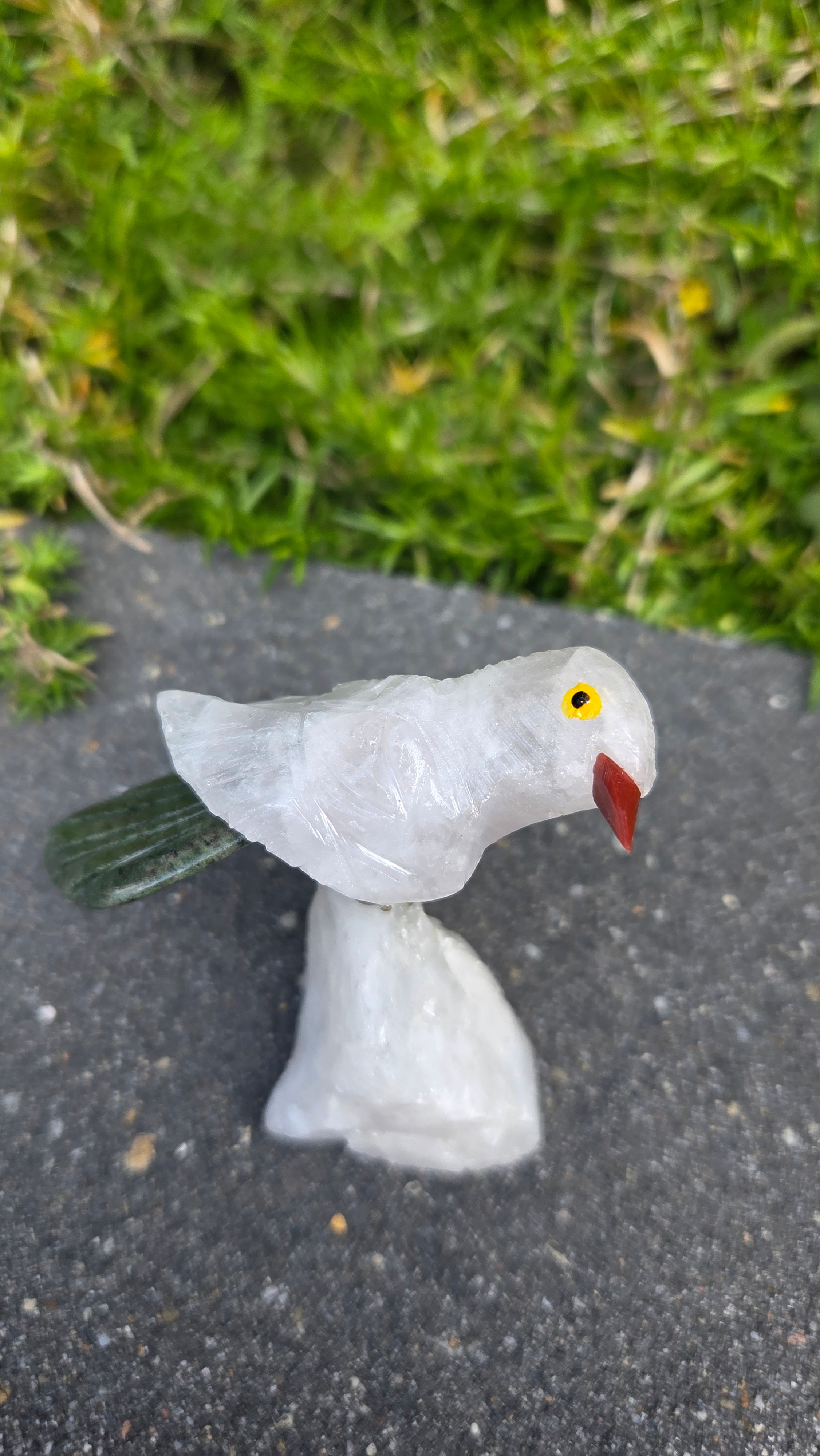 Rozenkwarts vogeltje op bergkristal voet
