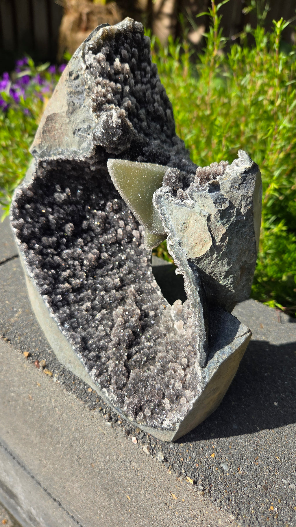 Unieke amethist met calciet