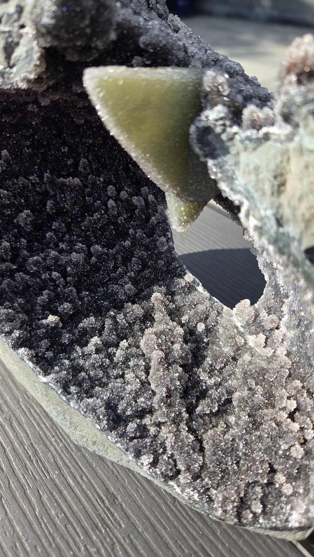 Unieke amethist met calciet