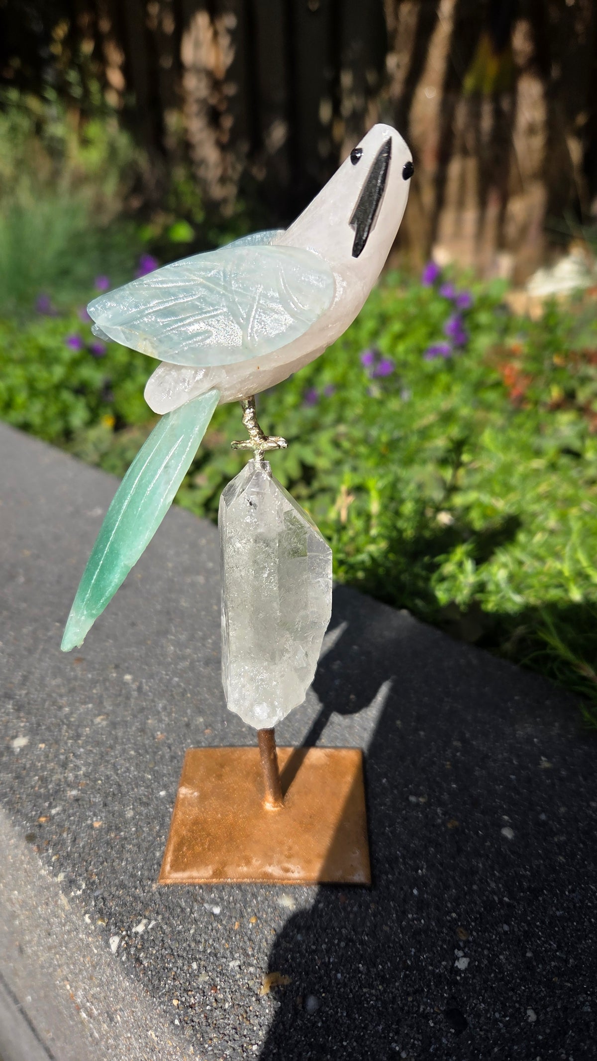 Prachtige vogel op bergkristal voet