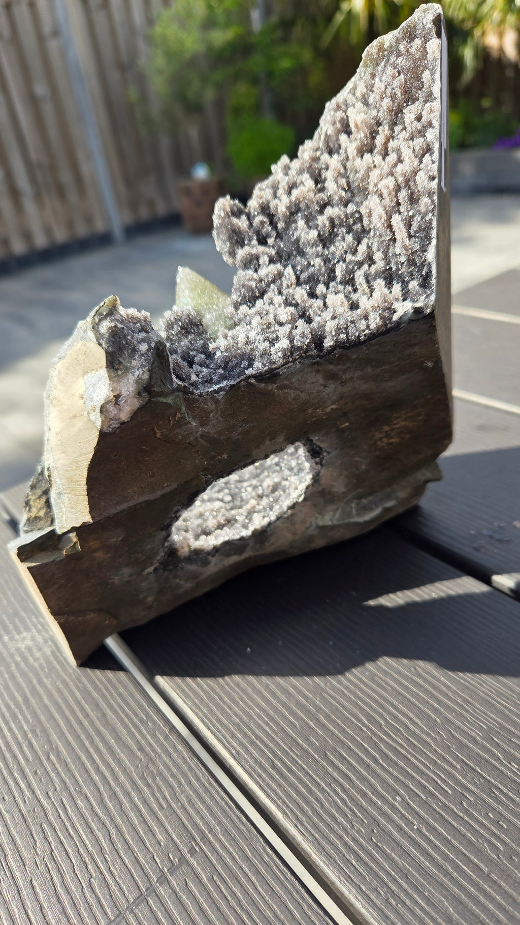 Unieke amethist met calciet