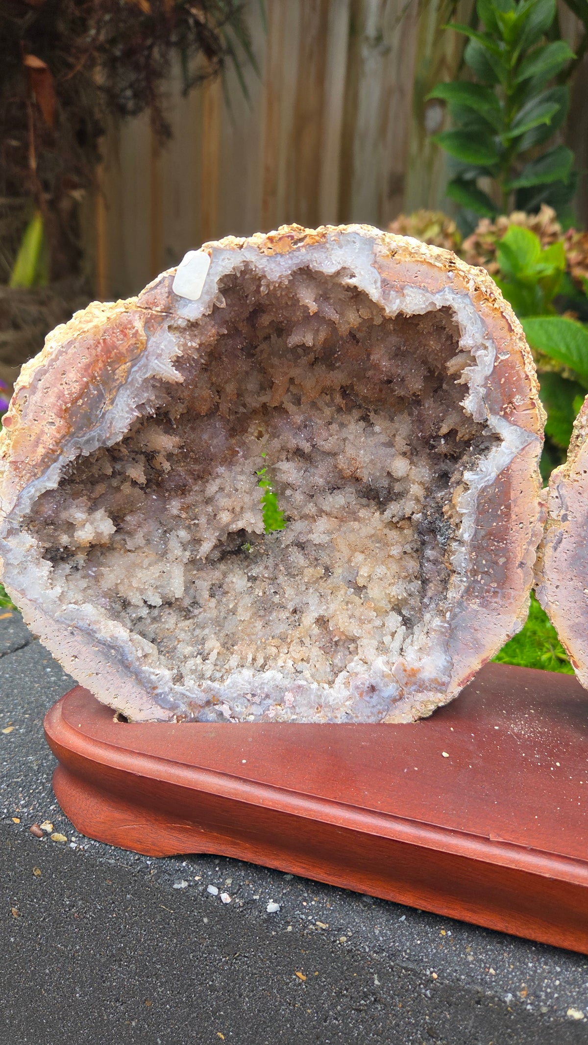 Zeldzame roze amethist (chalcedoon) geode
