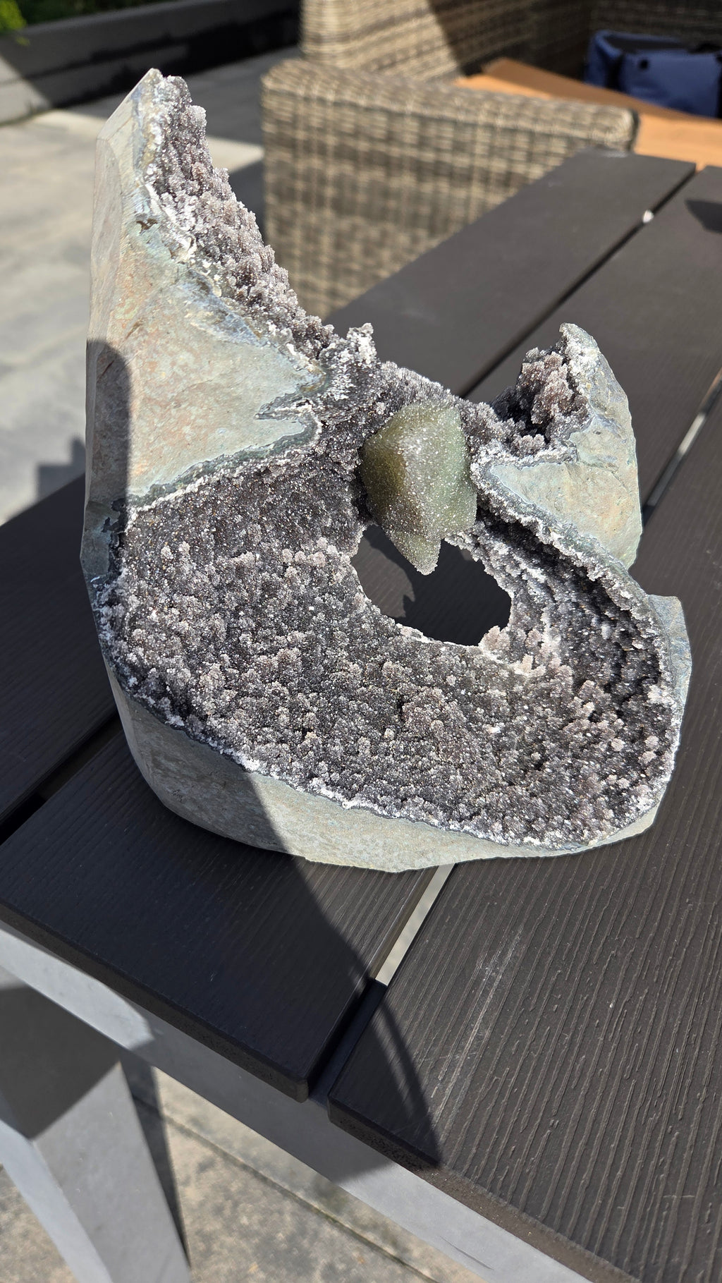Unieke amethist met calciet
