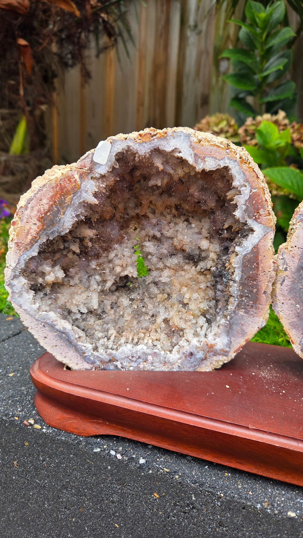 Zeldzame roze amethist (chalcedoon) geode