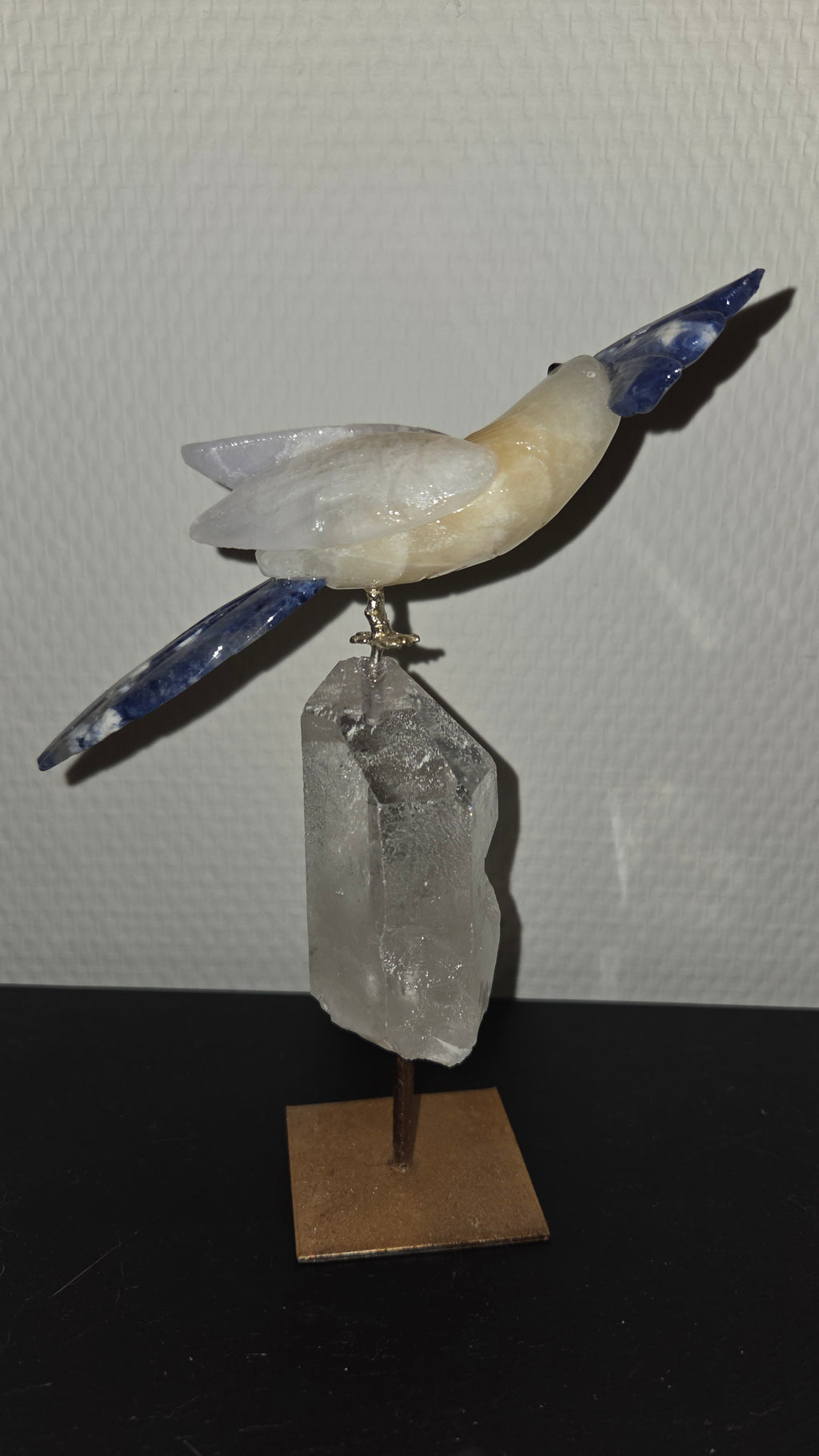 Unieke vogel op bergkristal voet