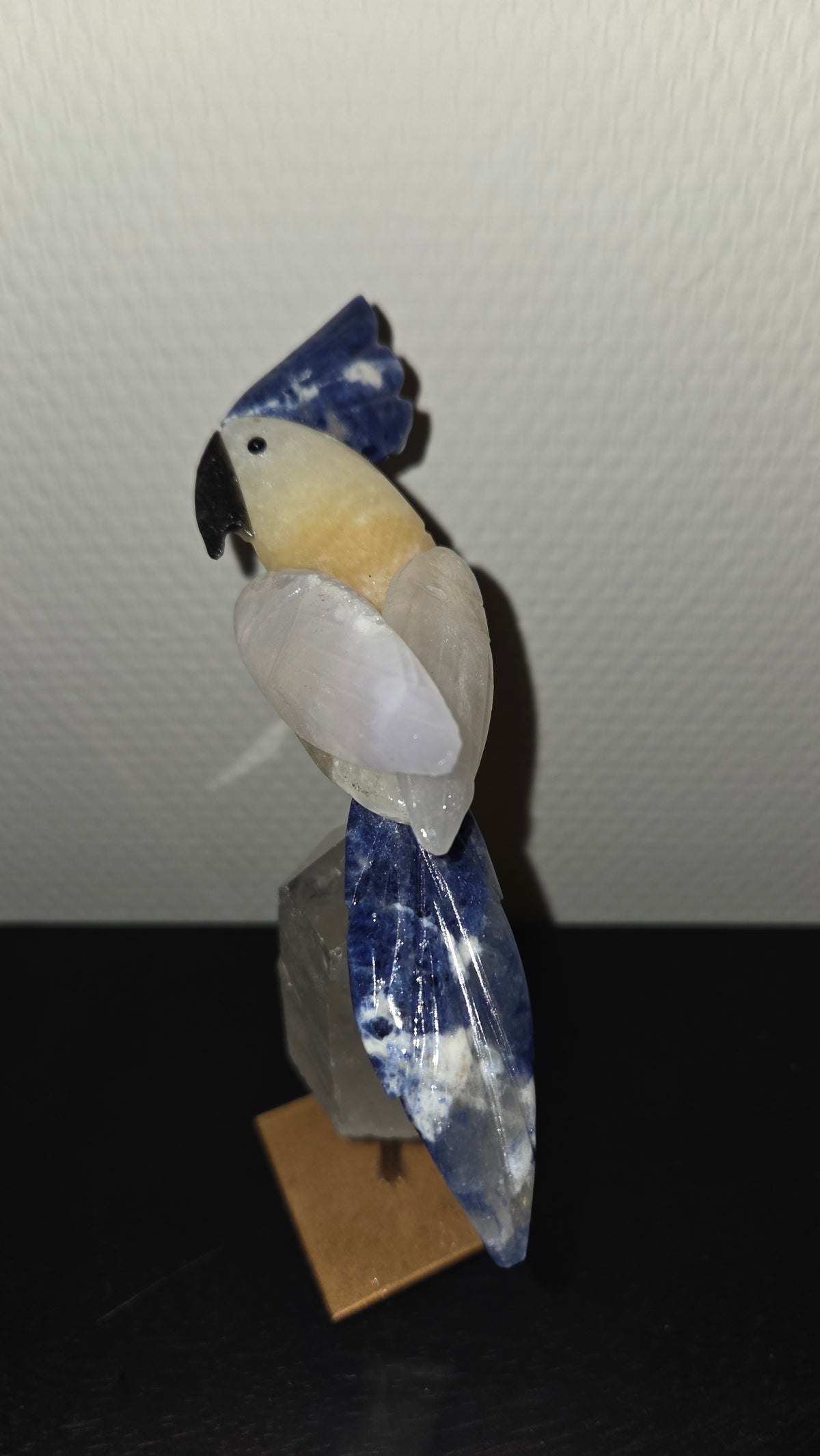 Unieke vogel op bergkristal voet