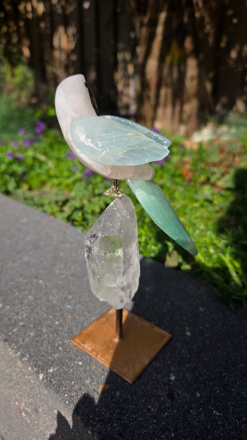 Prachtige vogel op bergkristal voet