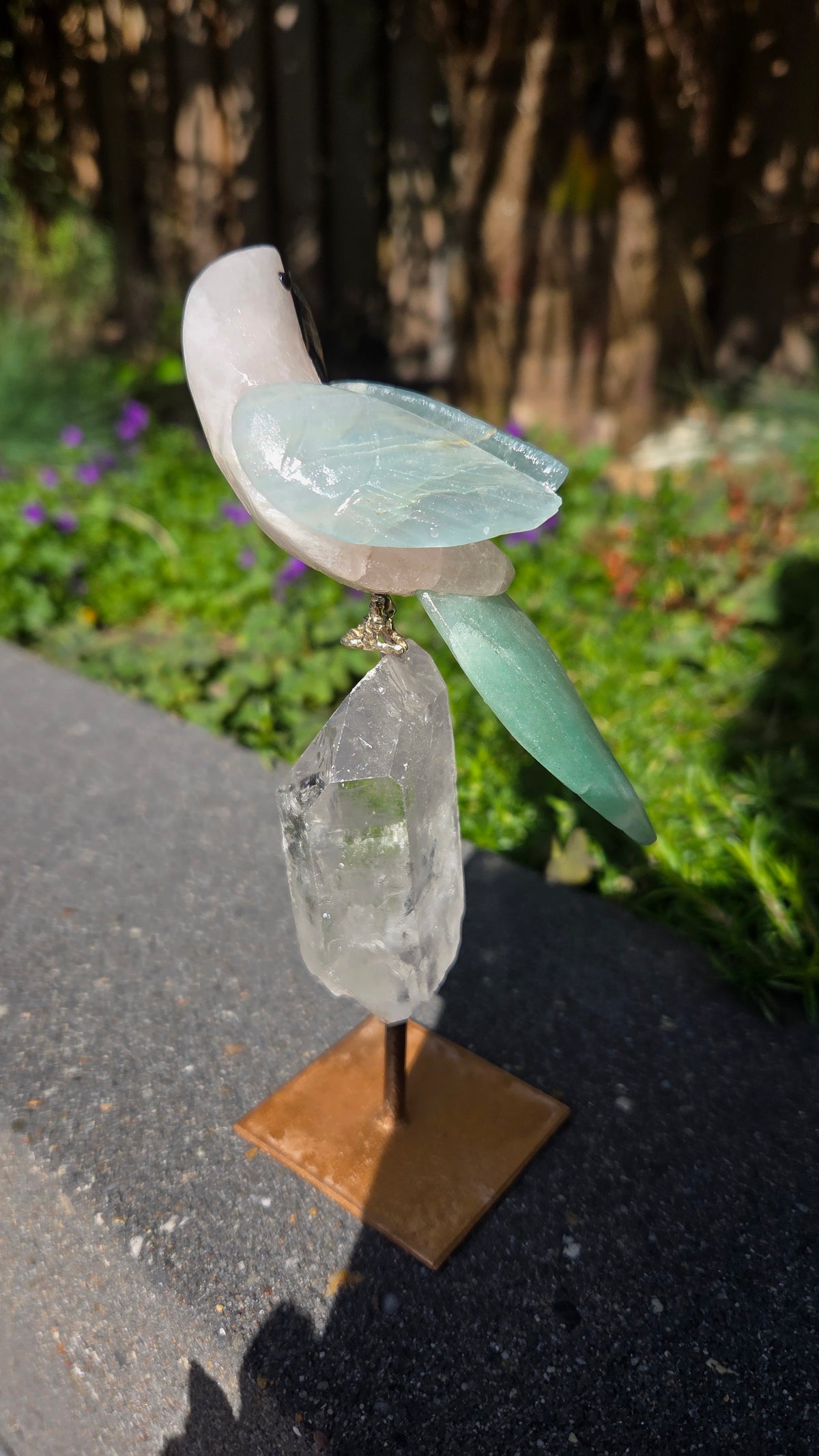 Prachtige vogel op bergkristal voet