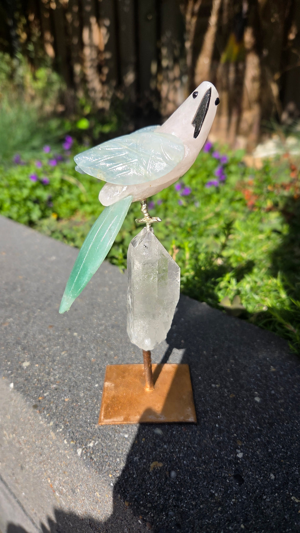 Prachtige vogel op bergkristal voet