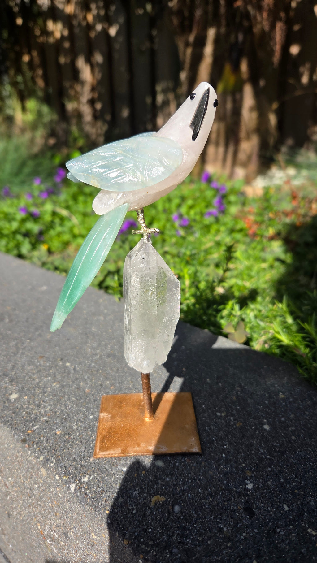 Prachtige vogel op bergkristal voet