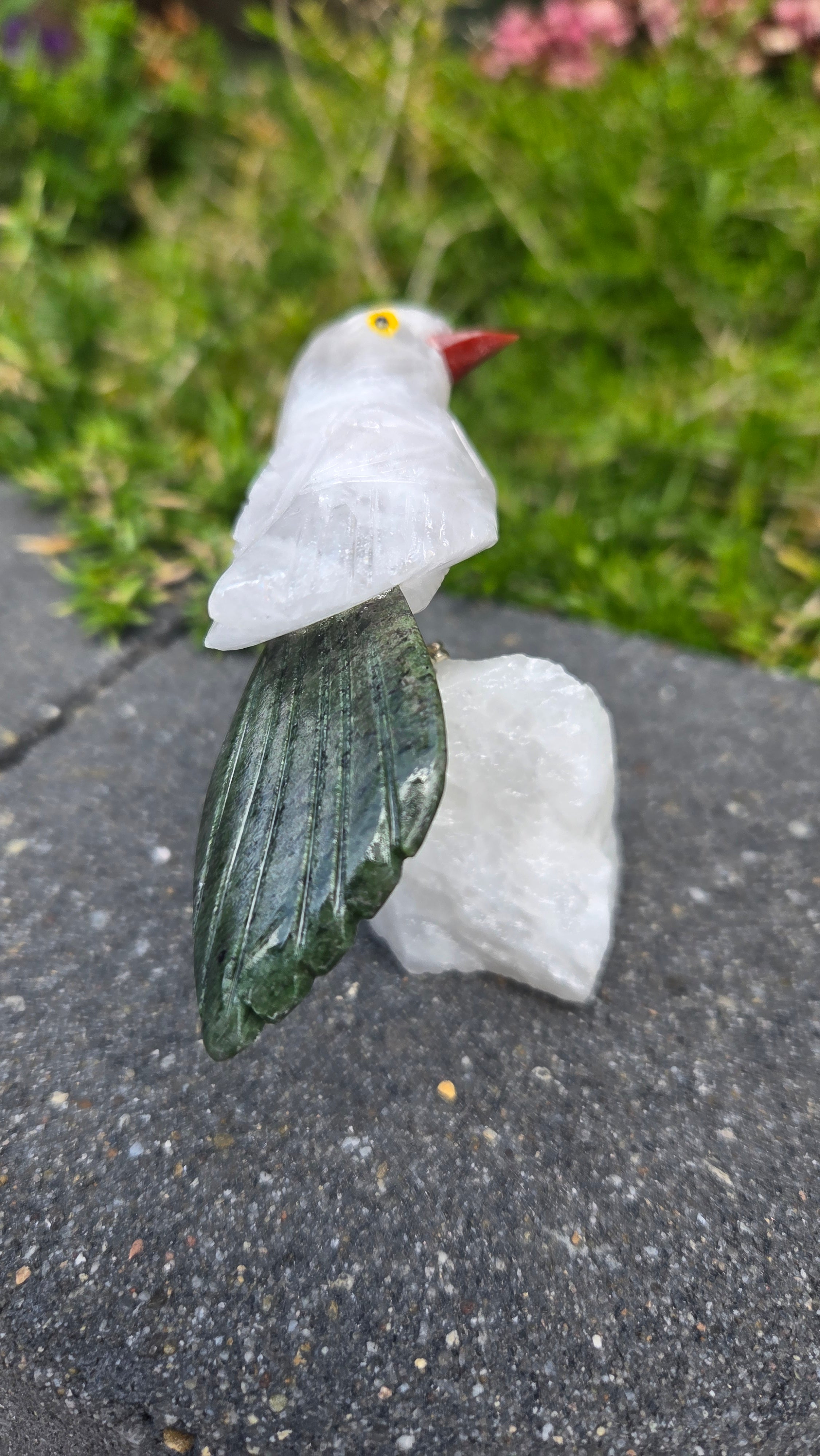 Rozenkwarts vogeltje op bergkristal voet