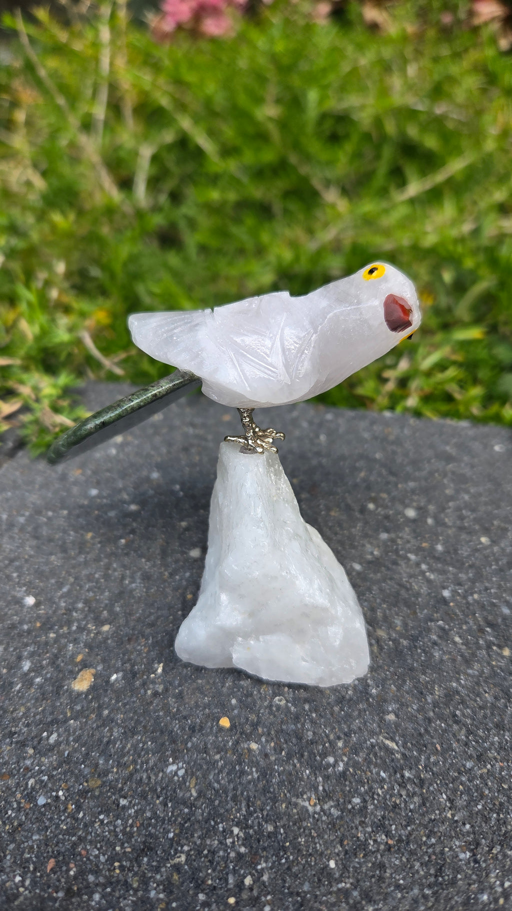 Rozenkwarts vogeltje op bergkristal voet