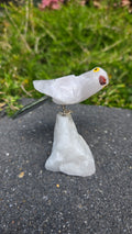 Rozenkwarts vogeltje op bergkristal voet