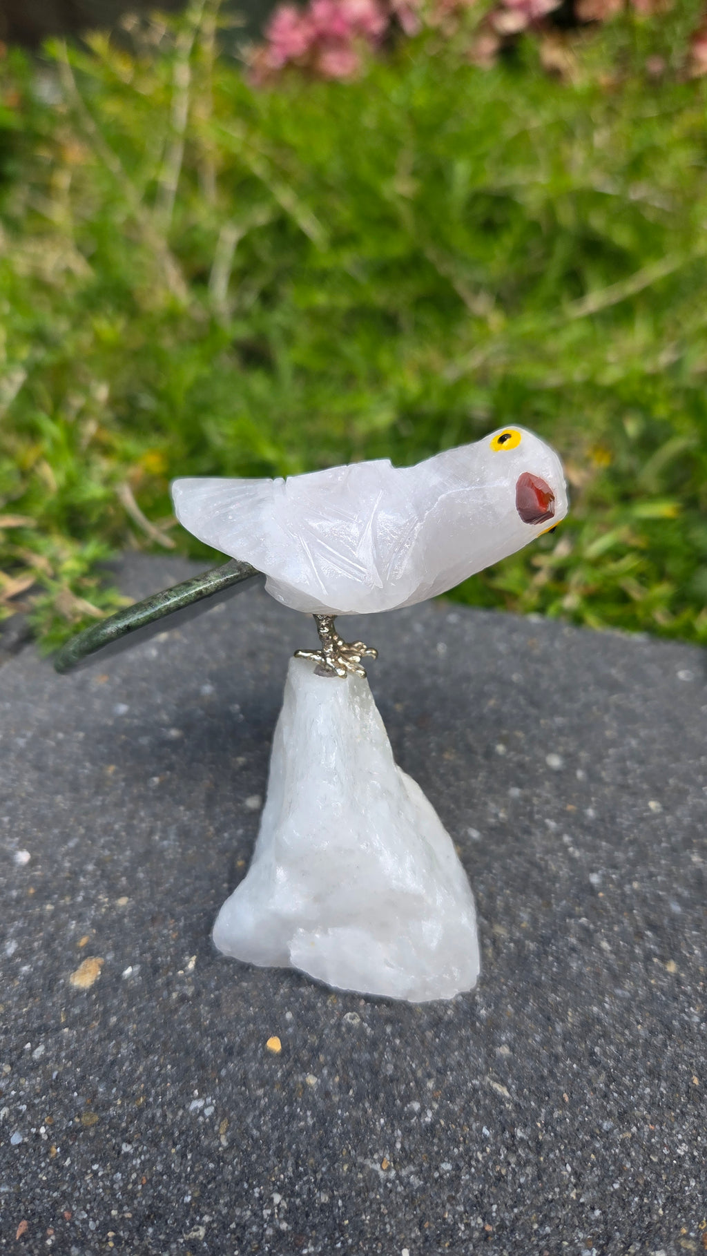 Rozenkwarts vogeltje op bergkristal voet