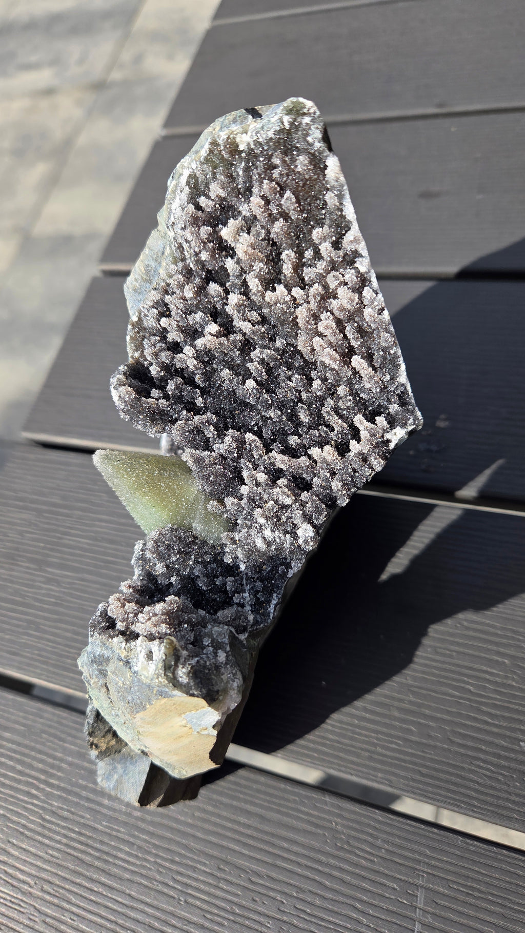 Unieke amethist met calciet