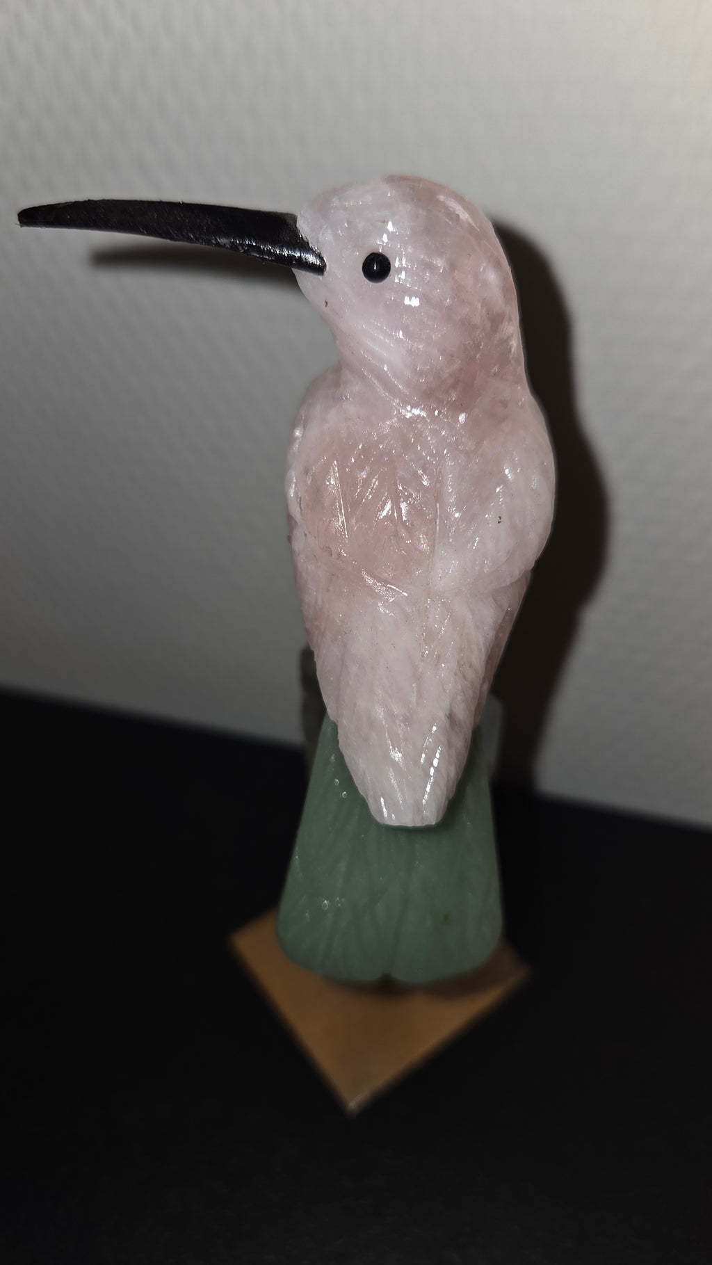 Rozenkwarts vogel op bergkristal voet