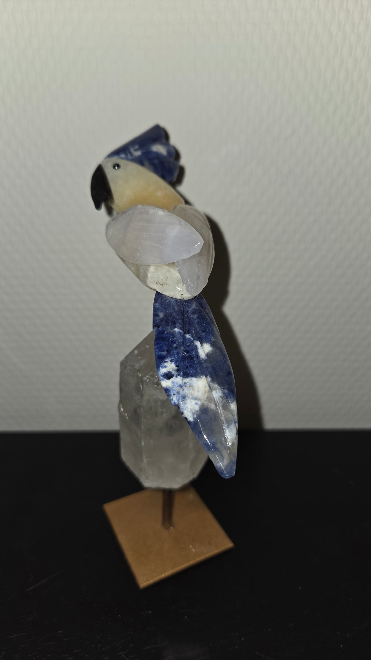 Unieke vogel op bergkristal voet