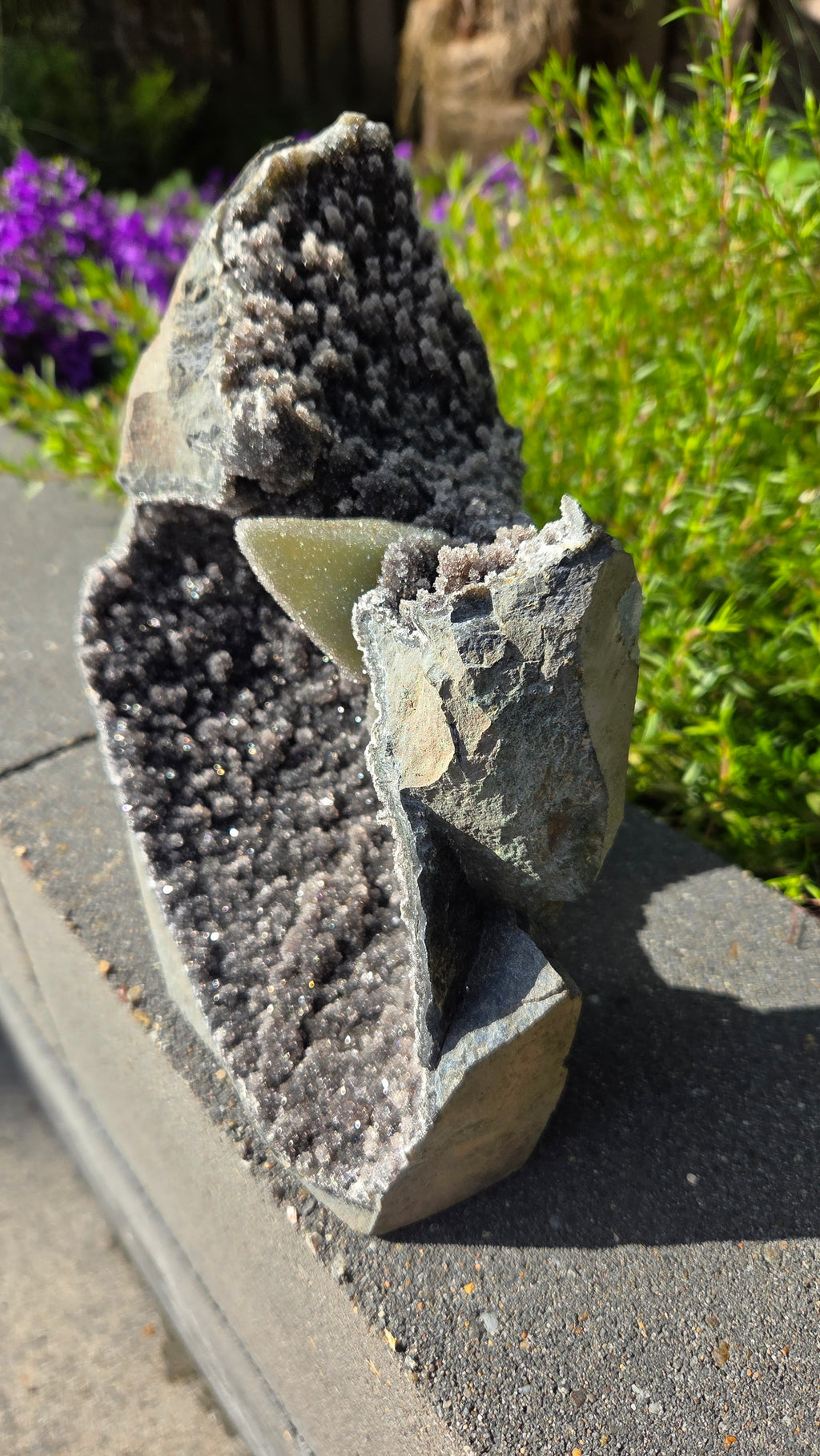 Unieke amethist met calciet